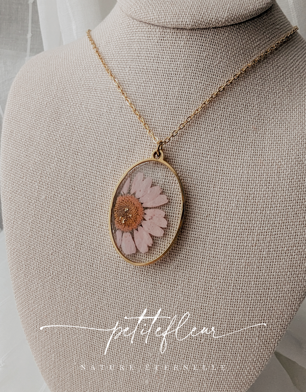 Collier de fleurs séchées - Ovale doré avec marguerite rose pâle - Petitefleur