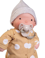 Antonio Juan ANT-86323 Poupée biologique Ariel 26 cm - Pyjama moutarde avec petit chapeau - Antonio Juan vendu par Veille sur toi
