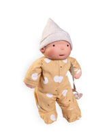 Antonio Juan ANT-86323 Poupée biologique Ariel 26 cm - Pyjama moutarde avec petit chapeau - Antonio Juan vendu par Veille sur toi