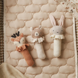 Avery Row RATBUN Hochet en tricot - Lapin - Avery Row vendu par Veille sur toi