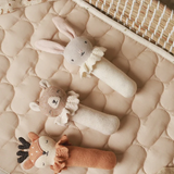 Avery Row RATBUN Hochet en tricot - Lapin - Avery Row vendu par Veille sur toi