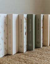 Le petit tableau noir ⚜ LIVR-FLBEIGE-23 Livre de bébé - Floral beige - Le petit tableau noir vendu par Veille sur toi