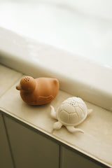 Minika ⚜ JouetsBain-CanardAmande-TortueCoquille Jouets de bain - Canard amande et tortue coquille - Minika vendu par Veille sur toi
