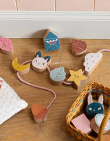 Moulin Roty 715126 Jeu de Perles en Bois à Enfiler - Après la Pluie - Moulin Roty vendu par Veille sur toi