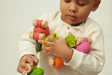 Oli & Carol L-STRAWBERRY-CAR Voiture jouet en caoutchou pour bébé - Sweetie la fraise - Oli & Carol vendu par Veille sur toi