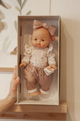 Paola Reina PR-4116 Bébé Gordis - Rose avec blouse fleurie, pantalon et boucle - Paola Reina vendu par Veille sur toi