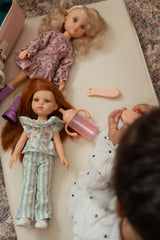 Paola Reina PR-4706 Poupée Las Amigas - Clara avec robe fleurie - Paola Reina vendu par Veille sur toi