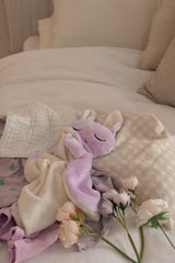 Veille sur toi ⚜ DD-001-06 Doudou Lapine - Marguerite endormie lilas - Veille sur toi vendu par Veille sur toi