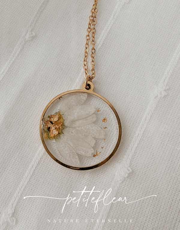 Collier de fleurs séchées - Cercle doré avec marguerite blanche et feuille d'or - Petitefleur