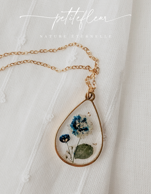 Collier de fleurs séchées - Goutte dorée avec fleur bleue et blanche - Petitefleur