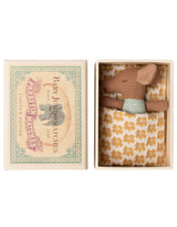 Bébé souris en pyjama bleu couché dans une boîte d'allumettes - Maileg | Veille sur toi