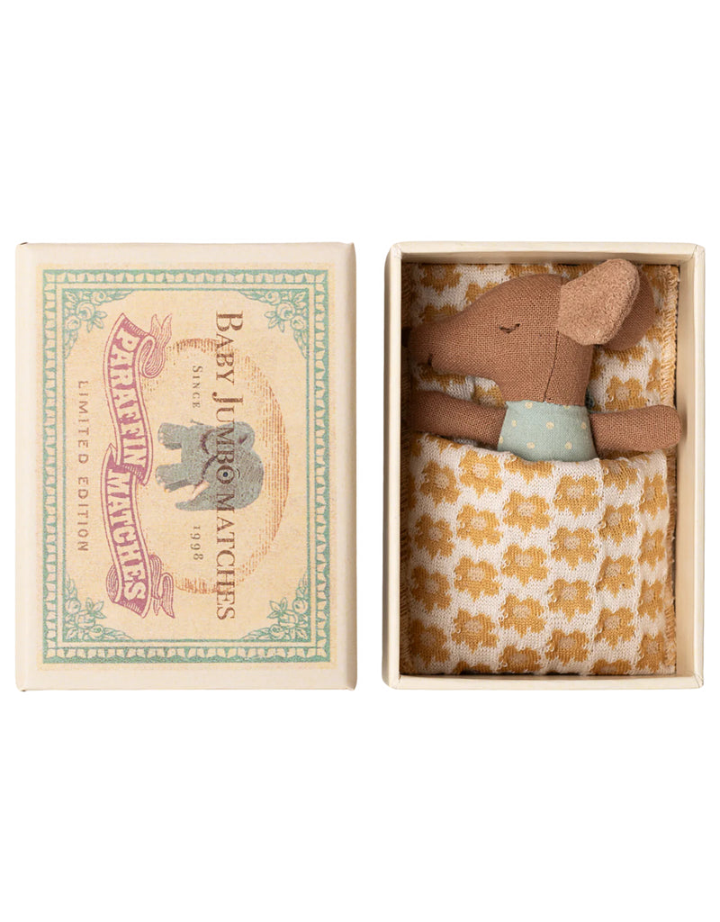 Bébé souris en pyjama bleu couché dans une boîte d'allumettes - Maileg | Veille sur toi