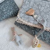 Attache-suce chat en mousseline - verre de gris fleuri - Bambino par Baluchon