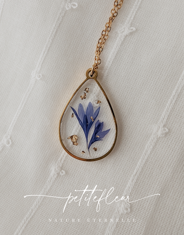 Collier de fleurs séchées - Goutte dorée avec fleur bleue - Petitefleur