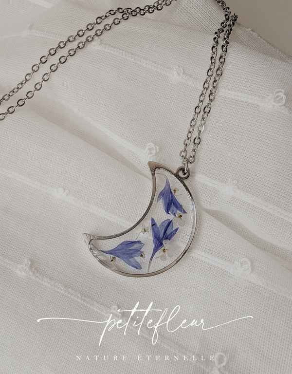 Collier de fleurs séchées - Lune argenté avec Fleurs bleues - Petitefleur