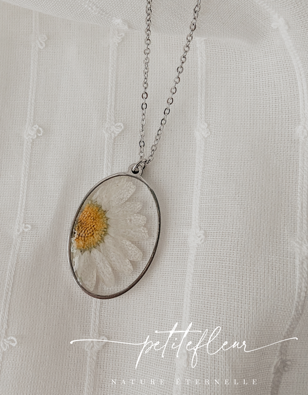 Collier de fleurs séchées - Ovale argenté avec marguerite blanche - Petitefleur