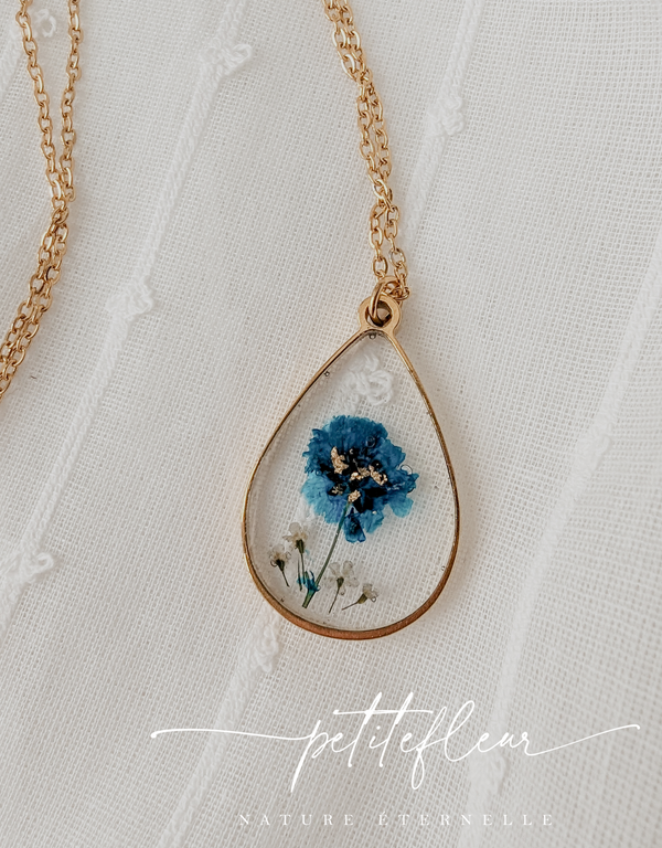 Collier de fleurs séchées - Goutte dorée avec fleur bleue et or - Petitefleur