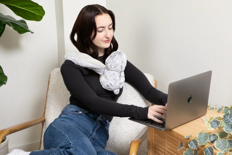 Peluche lestée enveloppante Hugaround - Pax le pingouin - Hugimals