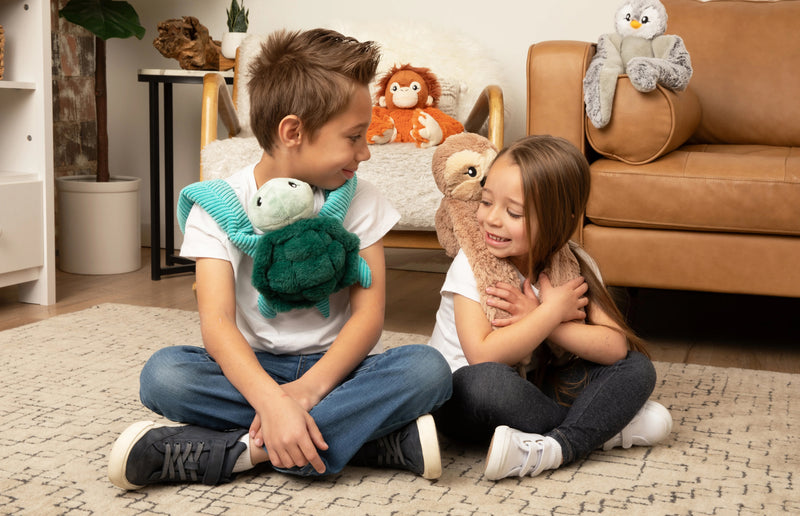 Peluche lestée enveloppante Hugaround - Sawyer le paresseux - Hugimals