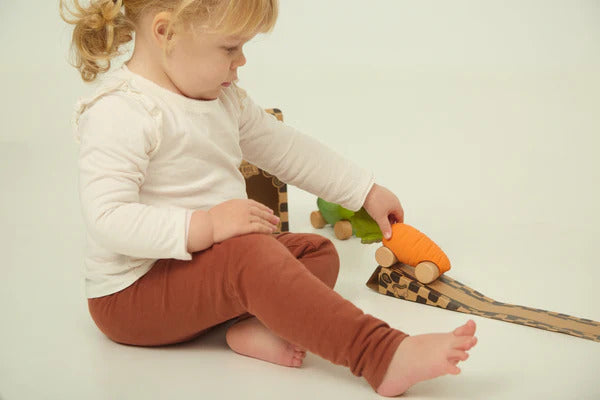 Voiture jouet en caoutchou pour bébé - Cathy la carotte - Oli & Carol