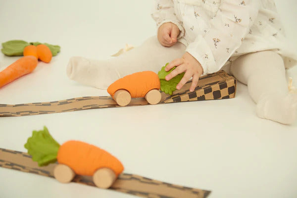 Voiture jouet en caoutchou pour bébé - Cathy la carotte - Oli & Carol