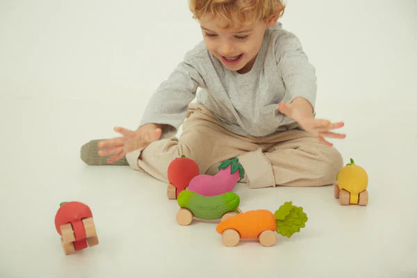 Voiture jouet en caoutchou pour bébé - Pepino le concombre - Oli & Carol