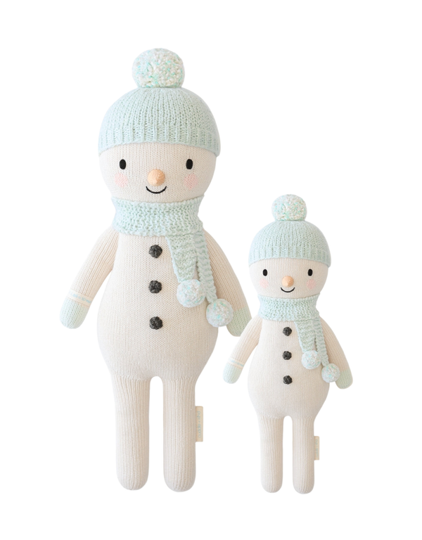 Peluche en tricot Spruce le bonhomme de neige avec accessoires verts - Cuddle+ kind | Veille sur toi