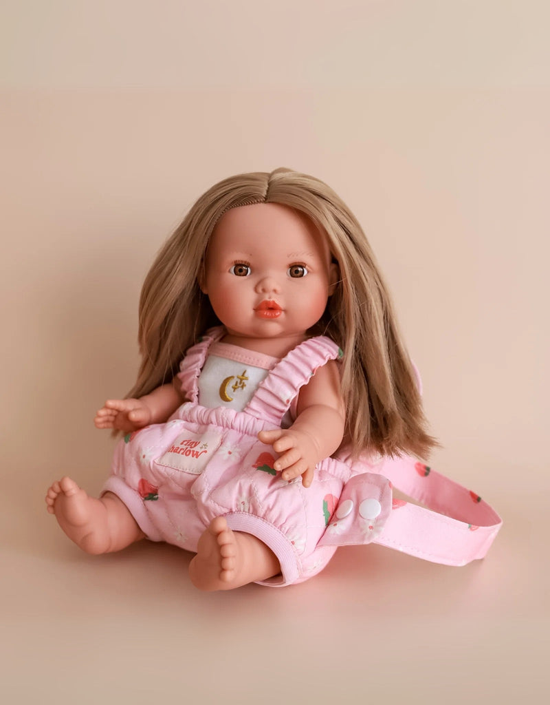 Porte-bébé pour poupée avec motifs pique-nique aux fraises - Tiny Harlow | Veille sur toi