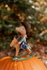 Petit frère souris cowboy sur son cheval à bascule - Maileg