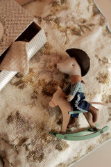 Petit frère souris cowboy sur son cheval à bascule - Maileg