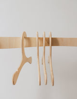 Abricotine ⚜ ABRIC-CINTRES Cintres de bois - Ensemble de 5 - Abricotine vendu par Veille sur toi