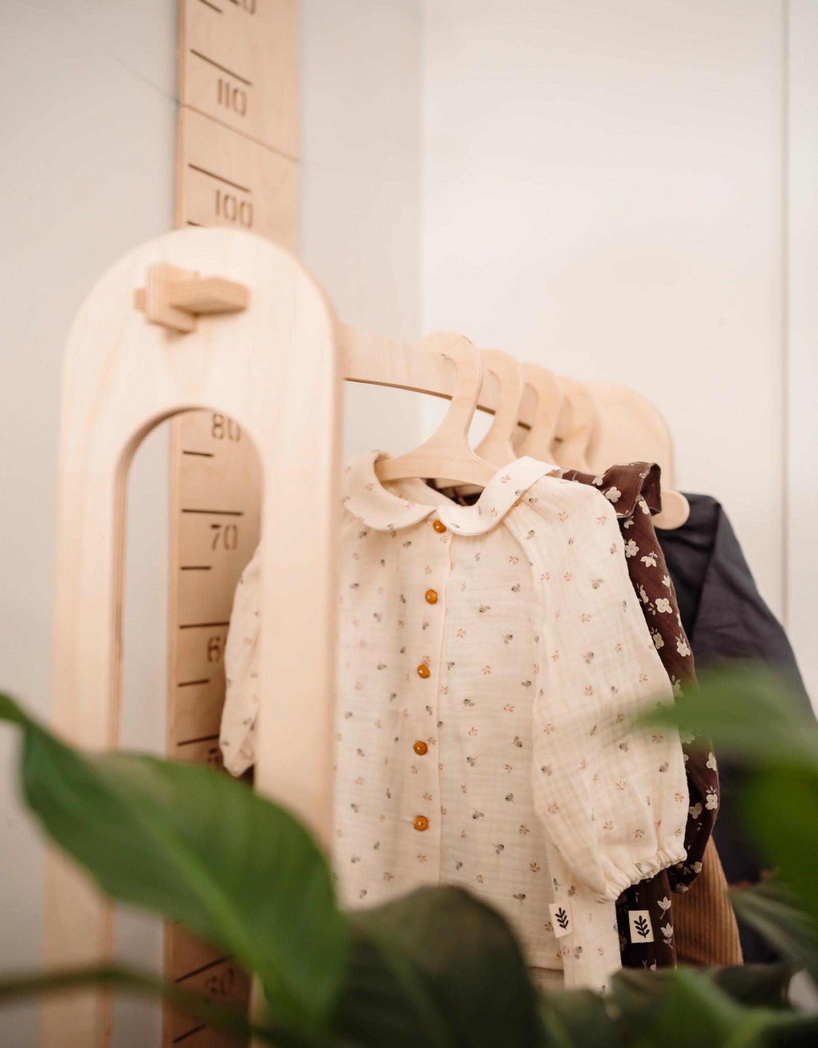 Portant à vêtements vintage en bois avec corde à suspendre au mur Hauteur réglable 100 cm