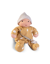 Antonio Juan ANT-86323 Poupée biologique Ariel 26 cm - Pyjama moutarde avec petit chapeau - Antonio Juan vendu par Veille sur toi