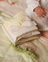 Avery Row FBOWCH Livre d'éveil en tissus - Les histoires de lapins - Bunny Tales - Avery Row vendu par Veille sur toi