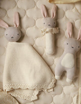 Avery Row LHTBUN Hochet Little Hands - Lapin - Avery Row vendu par Veille sur toi