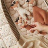 Avery Row RATDEE Hochet en tricot - Cerf - Avery Row vendu par Veille sur toi