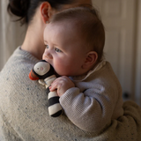 Avery Row RATPUF Hochet en tricot - Macareux - Avery Row vendu par Veille sur toi