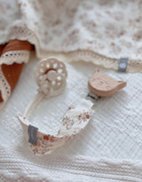 Baluchon ⚜ 5366-t-1861 Attache-suce chat en mousseline - Petits bouquets - Bambino par Baluchon vendu par Veille sur toi