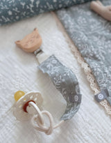 Baluchon ⚜ 5366-t-1866 Attache-suce chat en mousseline - verre de gris fleuri - Bambino par Baluchon vendu par Veille sur toi