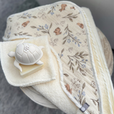 Baluchon ⚜ BAM-5315-T-2008 Sortie de bain pour bébé - Lapins et fleurs - Bambino par Baluchon vendu par Veille sur toi