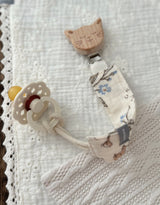 Baluchon ⚜ BAM-5366-T-2008 Attache-suce chat en mousseline - Lapins et fleurs - Bambino par Baluchon vendu par Veille sur toi