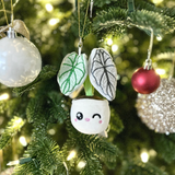 Blushiez BLUSHIEZ-BRE-SilverDragonAlo Breloque de sac - Peluche plante Silver Dragon Alocasia - Blushiez vendu par Veille sur toi