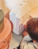 Child to Cherish 2501PK Tirelire - La maison de Dolly - Child to Cherish Default vendu par Veille sur toi