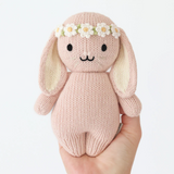 Cuddle + kind BBYBUNPKFLCR003 Peluche - Bébé Lapin 7" - Rose avec Fleurs Ivoires - Cuddle + kind vendu par Veille sur toi
