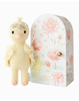 Cuddle + kind TINYDUCFLOMV4 Peluche avec jolie boîte - Tiny 6" - Flora le Canard - Cuddle + kind vendu par Veille sur toi