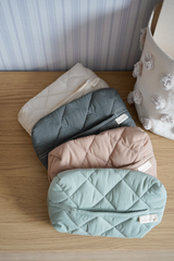 Dans le sac ⚜ Quilted-wipes-case-tan Étui à lingettes matelassé - Tan - Dans le sac vendu par Veille sur toi