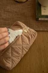 Dans le sac ⚜ Quilted-wipes-case-tan Étui à lingettes matelassé - Tan - Dans le sac vendu par Veille sur toi