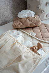 Dans le sac ⚜ Quilted-wipes-case-tan Étui à lingettes matelassé - Tan - Dans le sac vendu par Veille sur toi