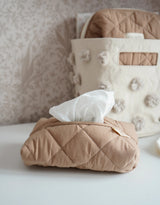 Dans le sac ⚜ Quilted-wipes-case-tan Étui à lingettes matelassé - Tan - Dans le sac vendu par Veille sur toi