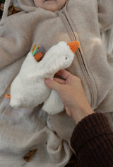 Itzy Ritzy 303301808 Peluche d'éveil Itzy Huggable™ - Gracie l'oie - Itzy Ritzy vendu par Veille sur toi